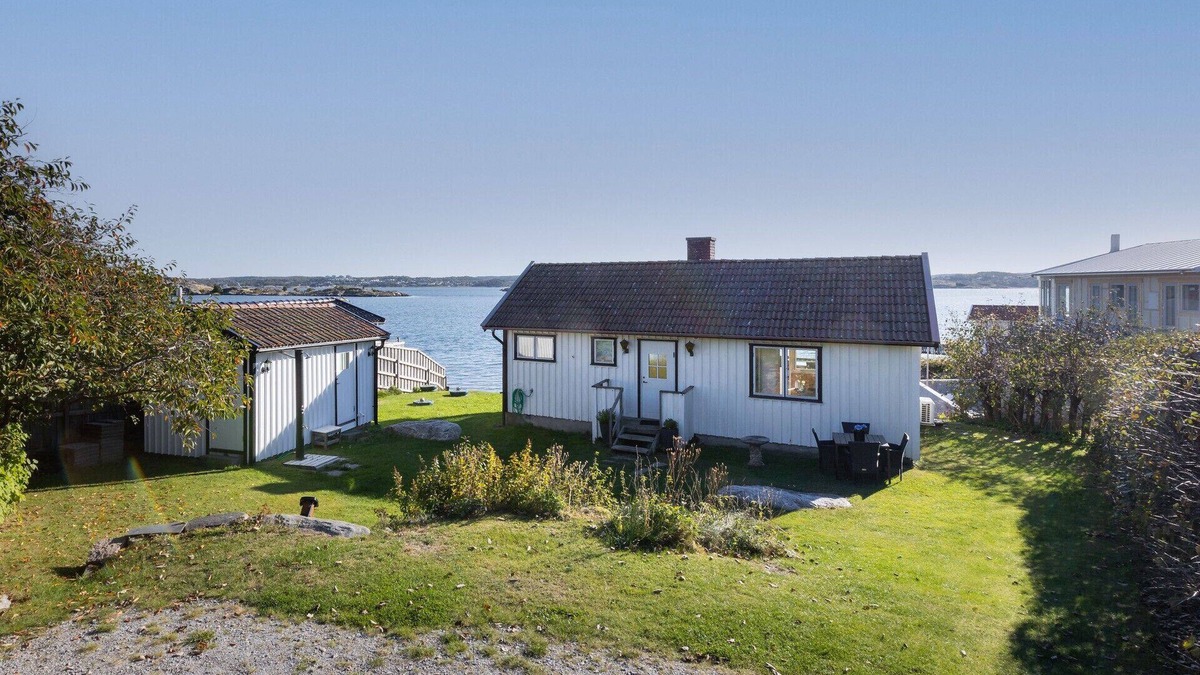 Hoviksnas House | Holiday house with sea views and private beach on Tjörn | SE09009