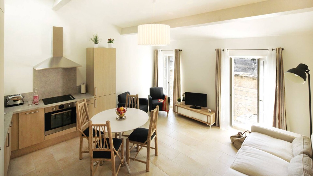 Arles City Centre Apartment | Holiday in Arles: Apartment with view of the Théâtre Antique 2