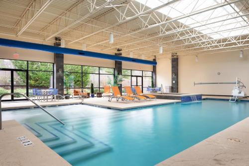 South Charleston Hotel | Holiday Inn and Suites Charleston West by IHG