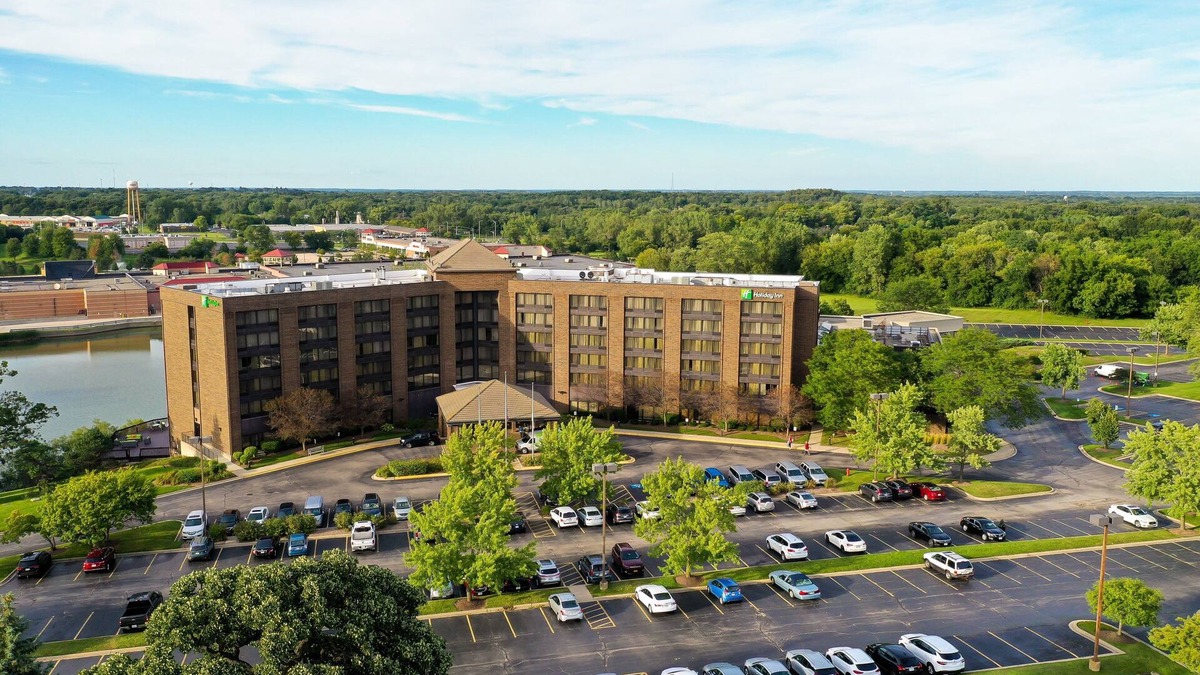 Village of Lakewood Hotel | Holiday Inn Chicago Nw Crystal Lk Conv Ctr by IHG