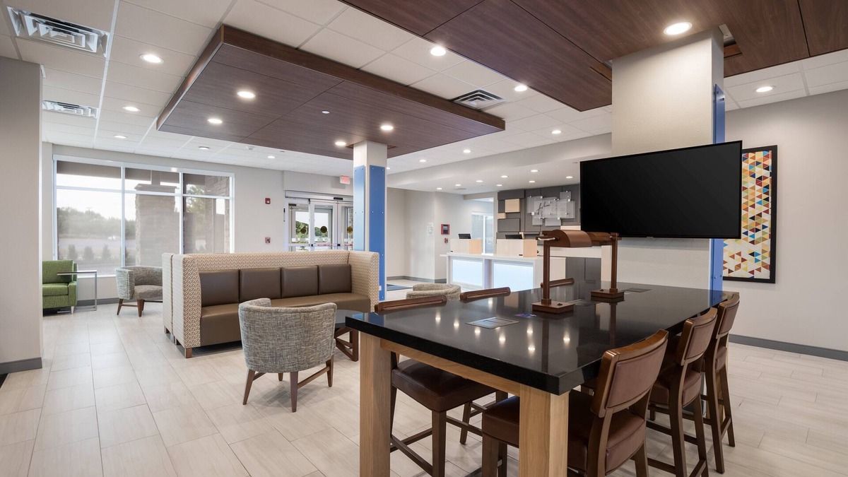 Hoffman Estates Hotel | Holiday Inn Express & Suites Chicago - Hoffman Estates by IHG