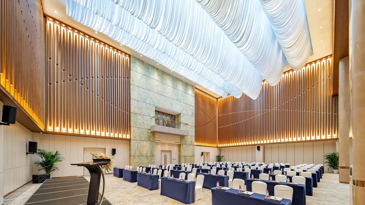 Middle Chaoyang Hotel | Holiday Inn Express Beijing Conference Center by IHG