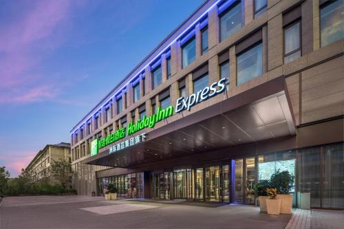 Haidian Hotel | Holiday Inn Express Beijing Zhongguancun Tech Park by IHG l Next to Yuanmingyuan Park & Beijing Sport University l Taxi 10 Minutes to Summer Palace & Peking University & Tsinghua University l 20 Minutes to Badaling Great Wall by High-speed Railway