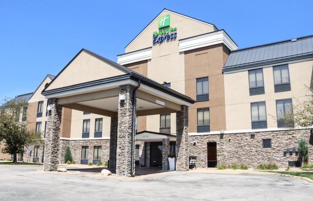 Cedar Rapids Hotel | Holiday Inn Express Cedar Rapids - Collins Road by IHG