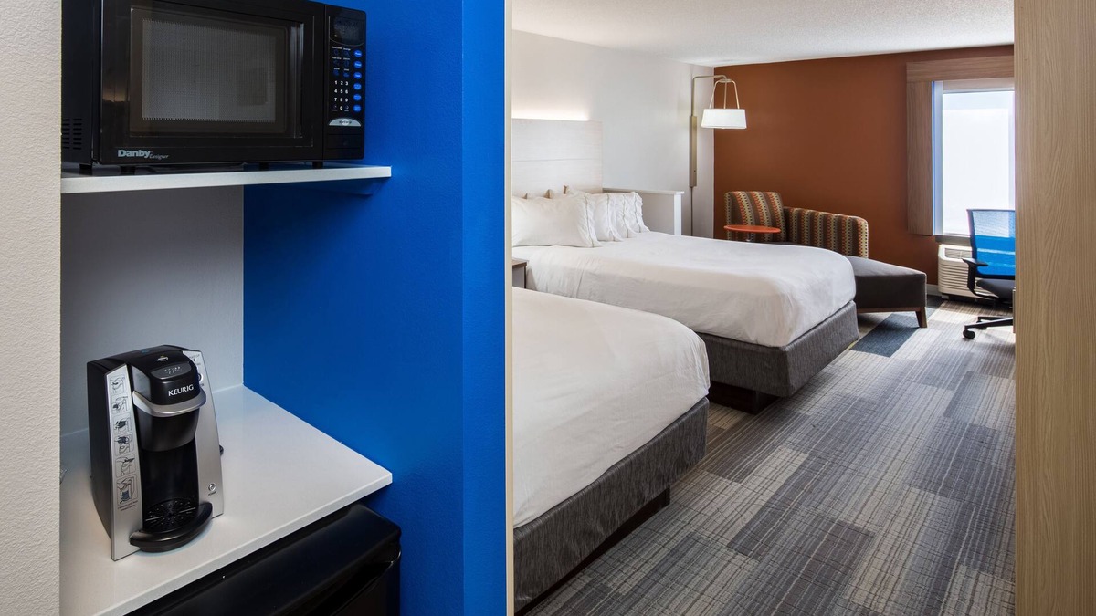 Cedar Rapids Hotel | Holiday Inn Express Cedar Rapids (Collins Rd) by IHG