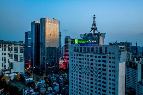 Chengdu City Centre Hotel | Holiday Inn Express Chengdu Tianfu Square by IHG - Chunxi Road and Kuanzhai Alley