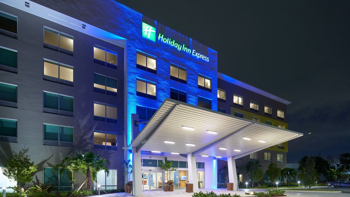 Doral Hotel | Holiday Inn Express Doral Miami by IHG