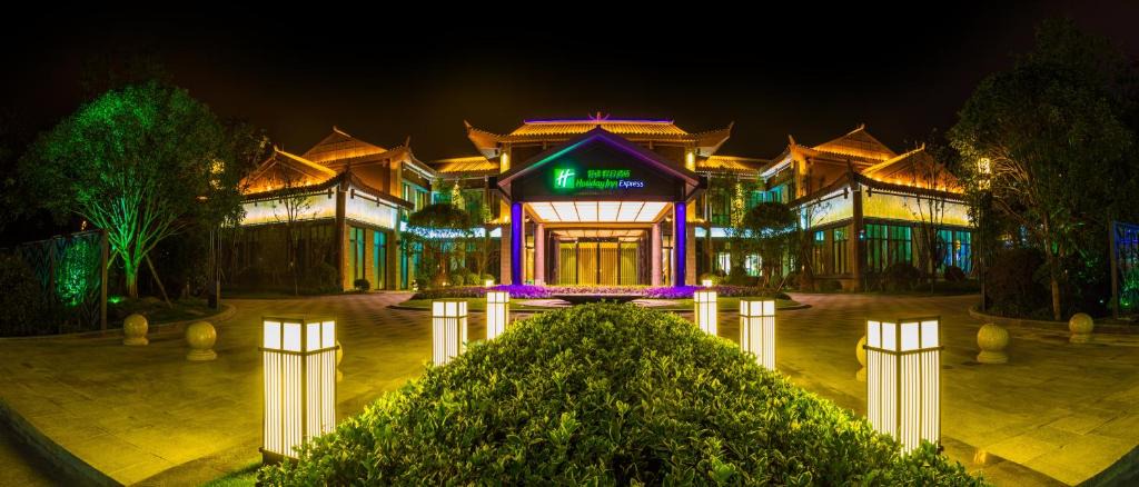 Qinglong County Hotel | Holiday Inn Express Guizhou Qinglong by IHG