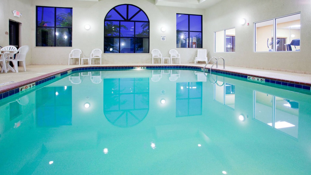 Redwood Hotel | Holiday Inn Express Hotel & Suites Rocky Mount by IHG