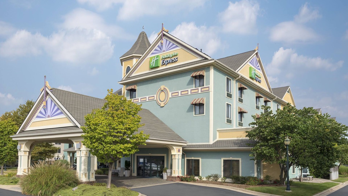 Holland Hotel | Holiday Inn Express Holland by IHG