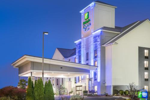 Jeffersontown Hotel | Holiday Inn Express Hotel & Suites Louisville East by IHG