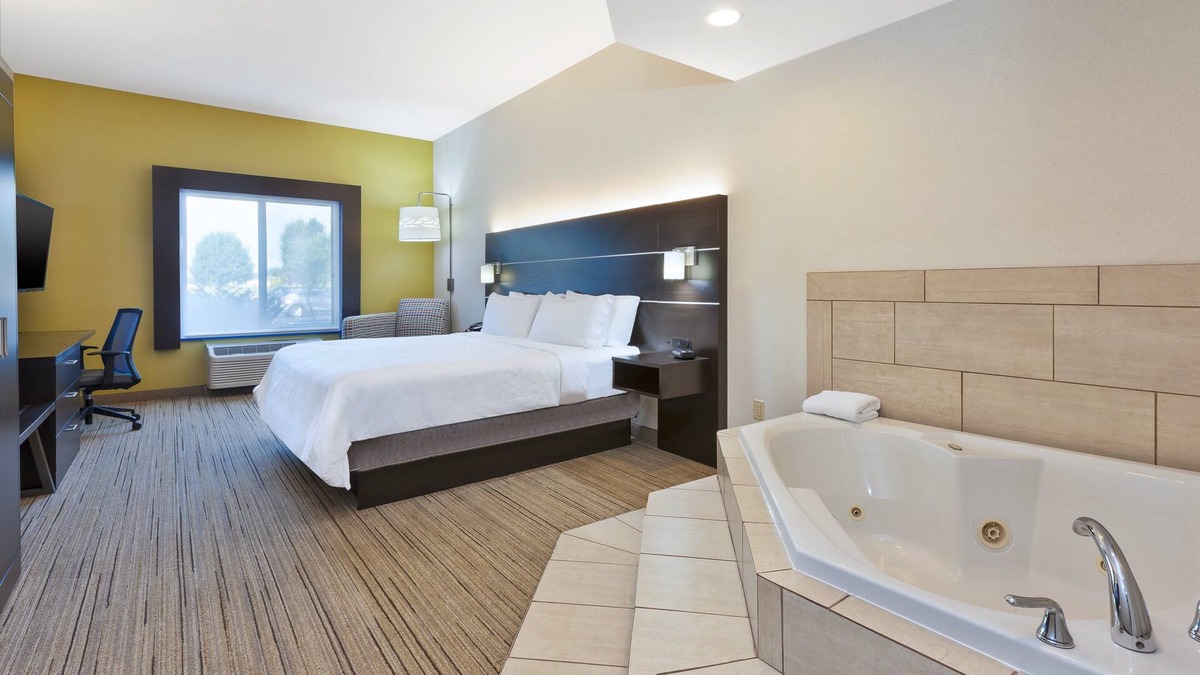 Richfield Hotel | Holiday Inn Express Hotel & Suites Cleveland - Richfield by IHG