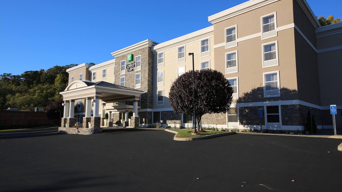 Danbury Hotel | Holiday Inn Express Hotel & Suites Danbury - I-84 by IHG
