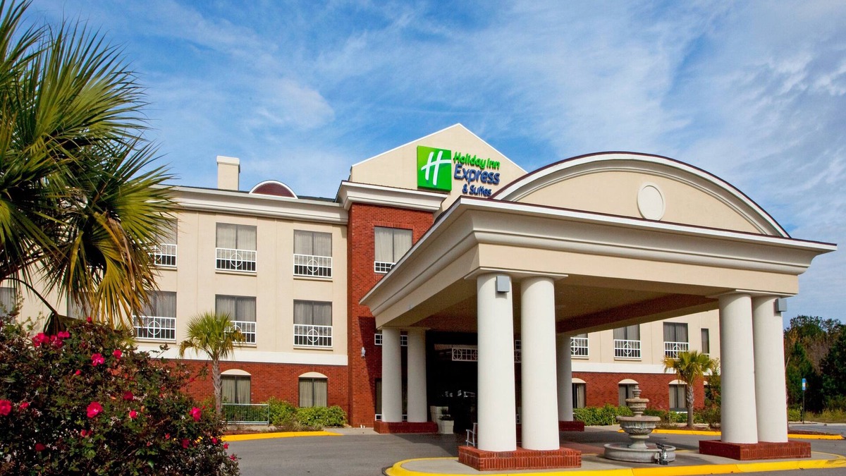 Quincy Hotel | Holiday Inn Express Hotel & Suites Quincy I-10 by IHG