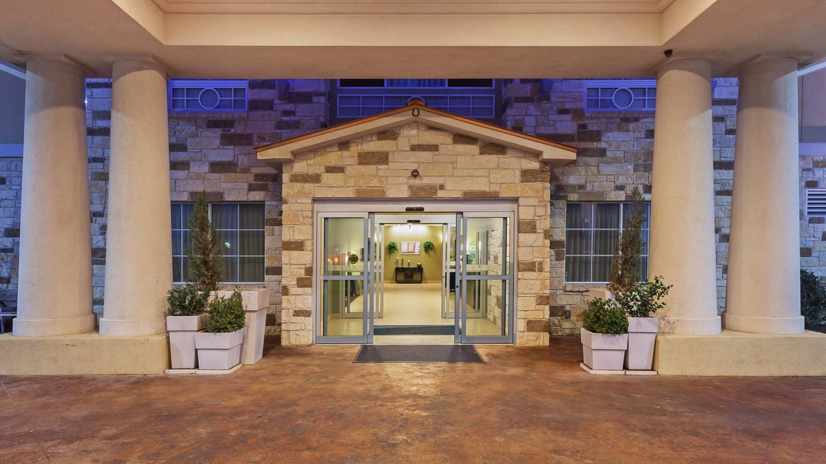 Brady Hotel | Holiday Inn Express Hotel & Suites Brady by IHG