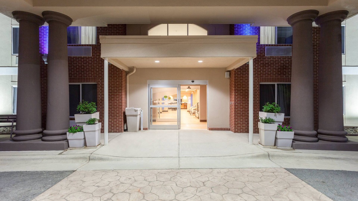 Mebane Hotel | Holiday Inn Express Hotel & Suites Mebane by IHG