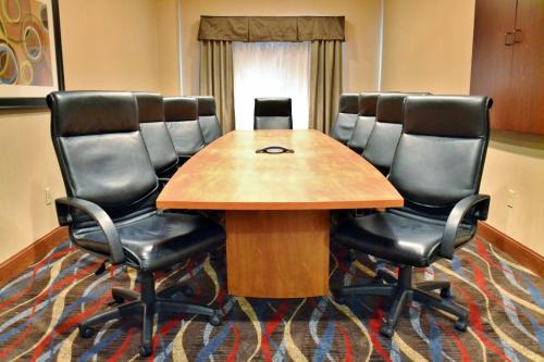 Monaca Hotel | Holiday Inn Express Hotel & Suites Center Township by IHG