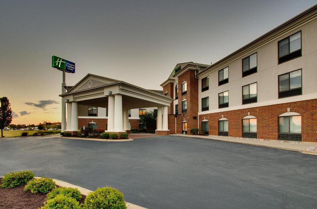 Morris Hotel | Holiday Inn Express Hotel & Suites Morris by IHG