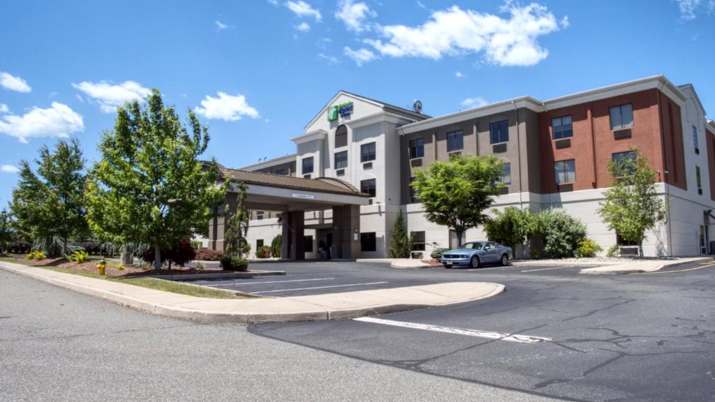 Newton Hotel | Holiday Inn Express Hotel & Suites Newton Sparta by IHG