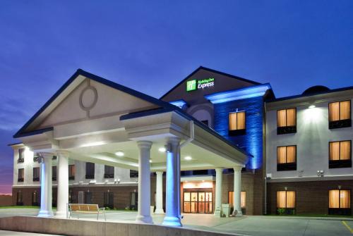 McPherson Hotel | Holiday Inn Express Hotel & Suites McPherson by IHG