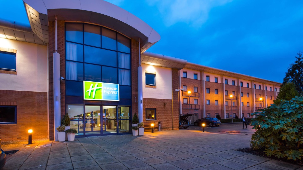 Coedkernew Hotel | Holiday Inn Express Newport by IHG