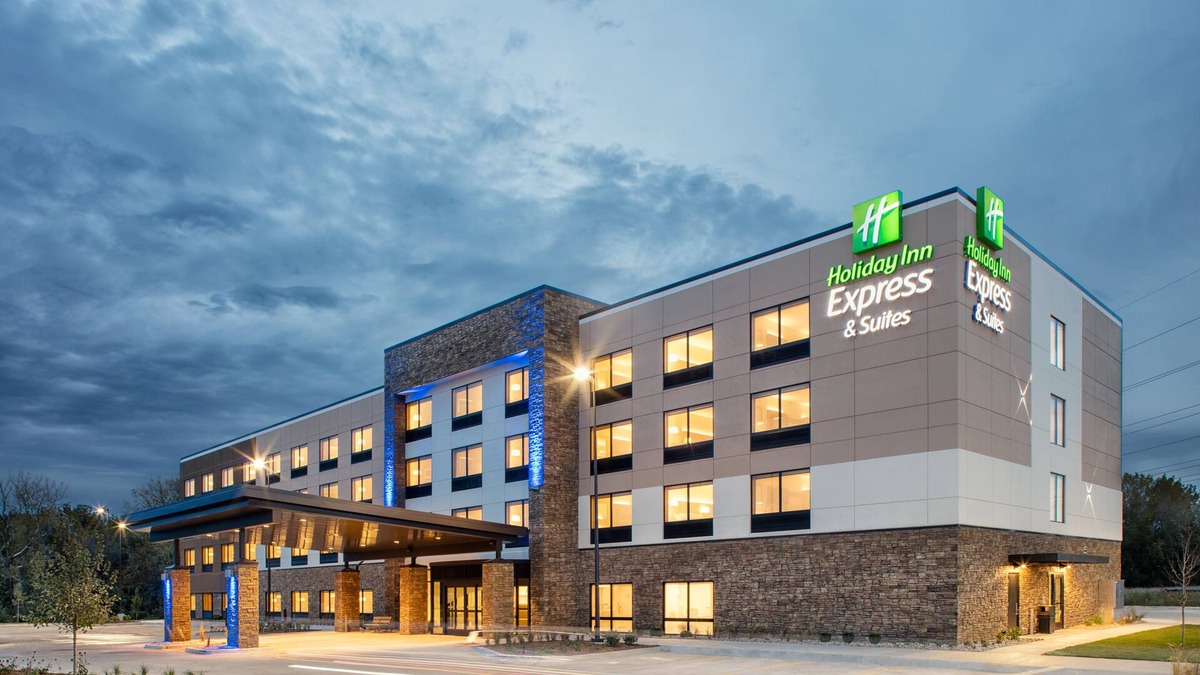 Peoria Hotel | Holiday Inn Express & Suites East Peoria - Riverfront by IHG