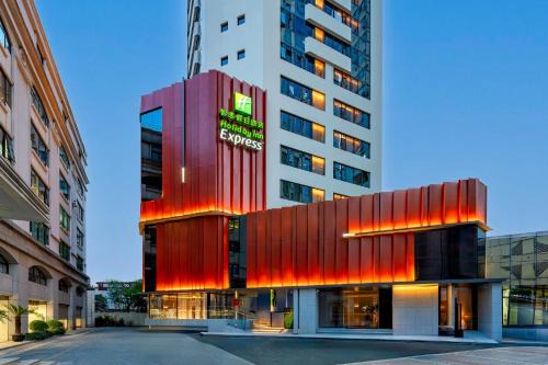 Shanghai Hotel | Holiday Inn Express Shanghai Jing'an Temple by IHG