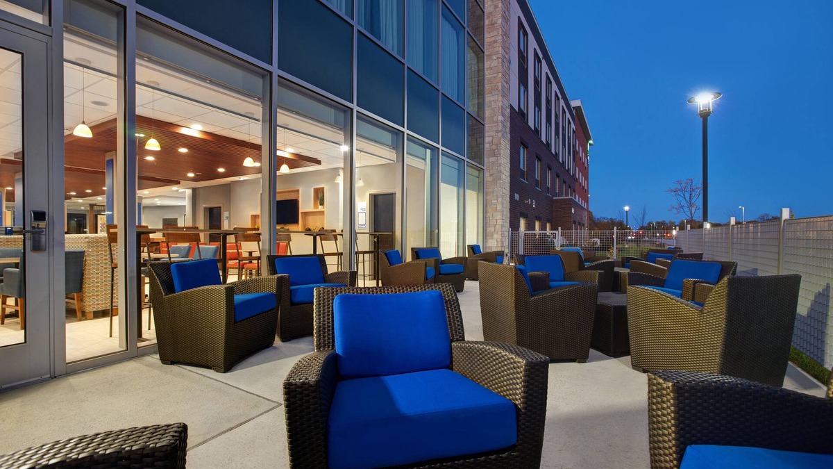 Brookfield Hotel | Holiday Inn Express & Suites Milwaukee - Brookfield by IHG