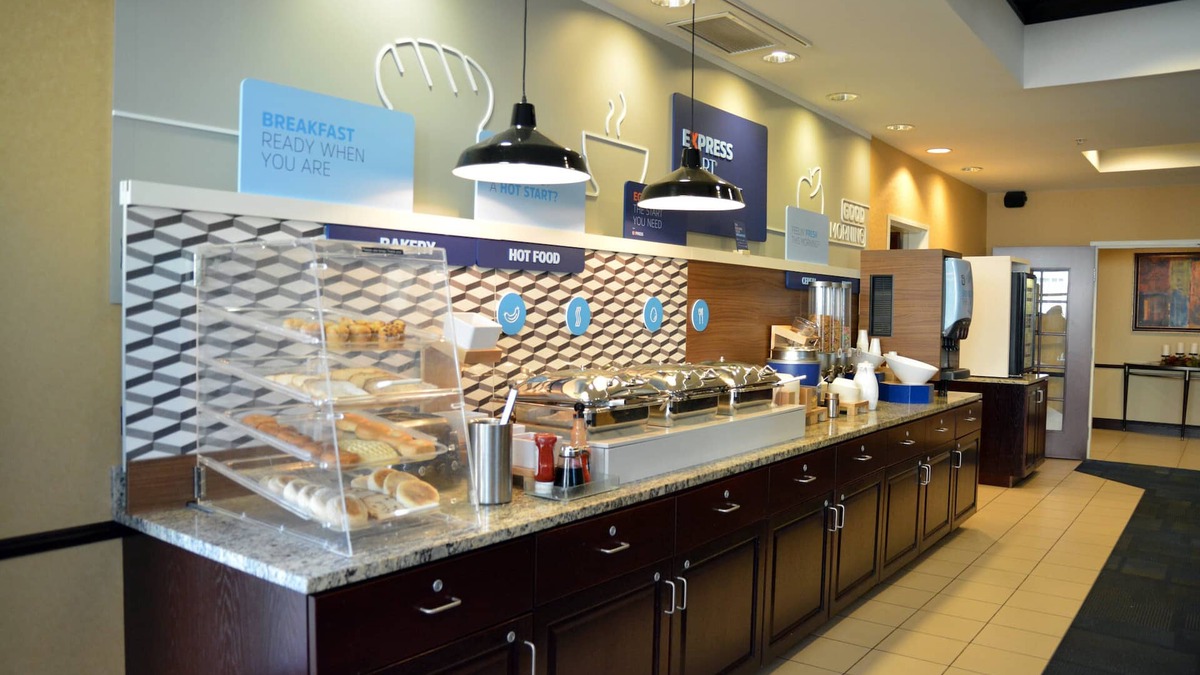 Austintown Hotel | Holiday Inn Express & Suites Youngstown West - Austintown by IHG