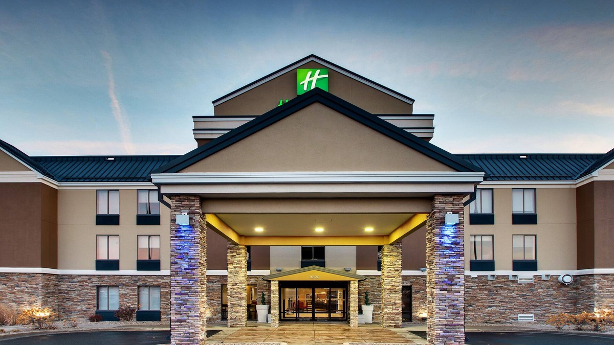 Cedar Rapids - Iowa City Hotel | Holiday Inn Express & Suites - Interstate 380 at 33rd Avenue by IHG