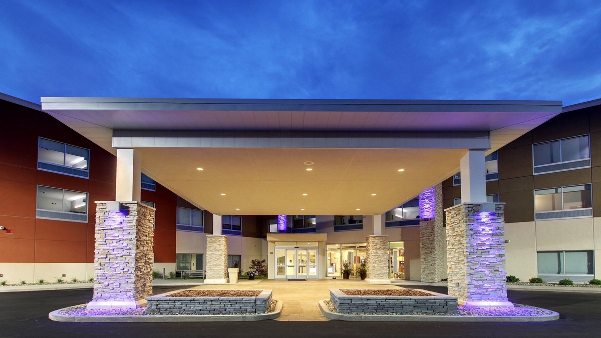 Galesburg Hotel | Holiday Inn Express & Suites Galesburg by IHG