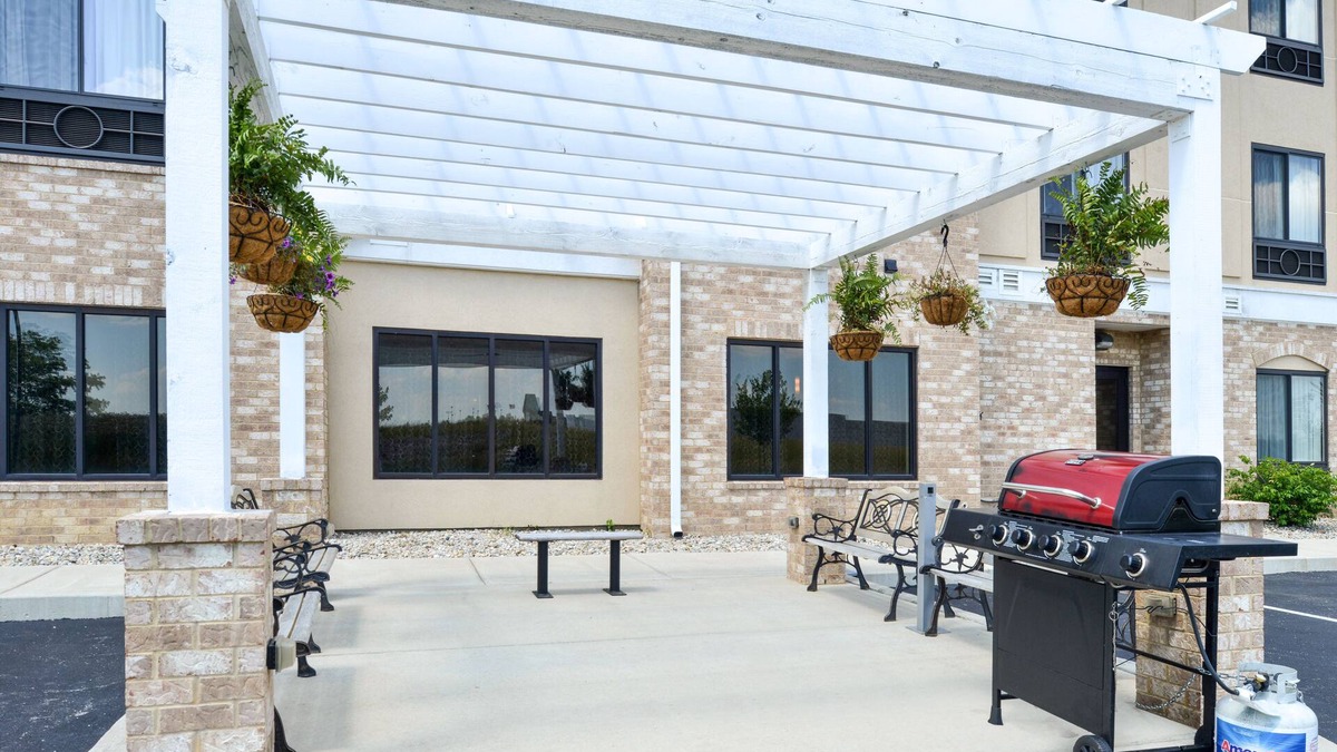 Greenfield Hotel | Holiday Inn Express & Suites Greenfield by IHG
