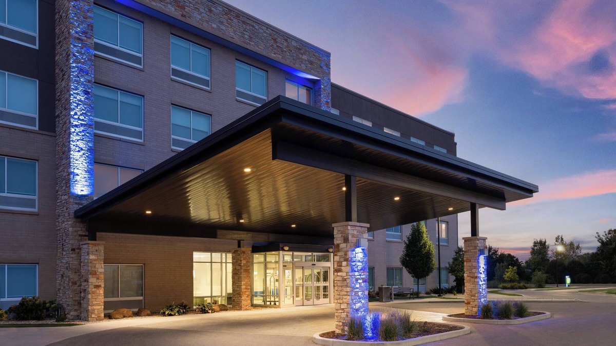 Middleton Hotel | Holiday Inn Express & Suites Madison West - Middleton by IHG