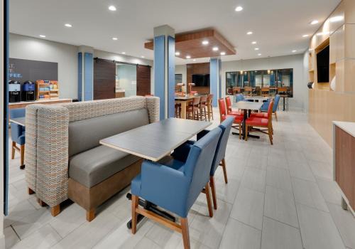 San Antonio Hotel | Holiday Inn Express & Suites San Antonio NW near SeaWorld by IHG