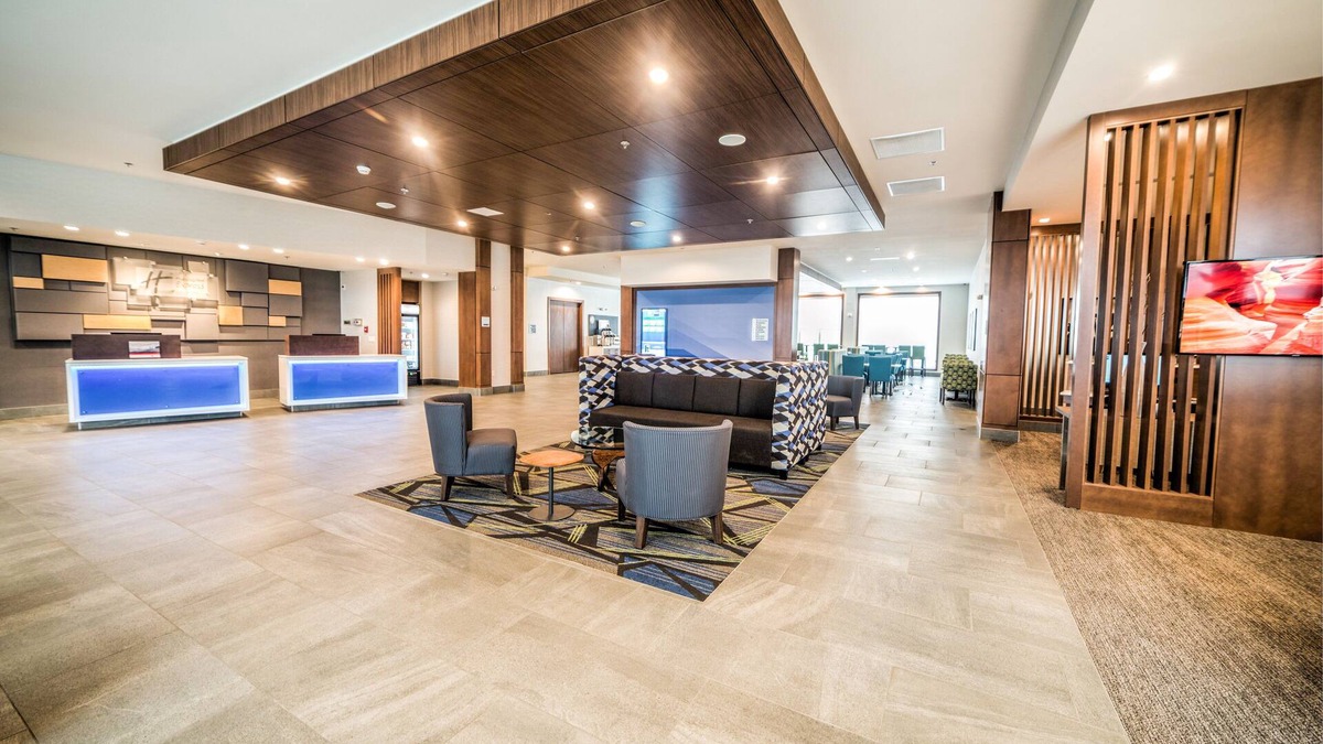 West Edmonton Hotel | Holiday Inn Express & Suites West Edmonton - Mall Area by IHG
