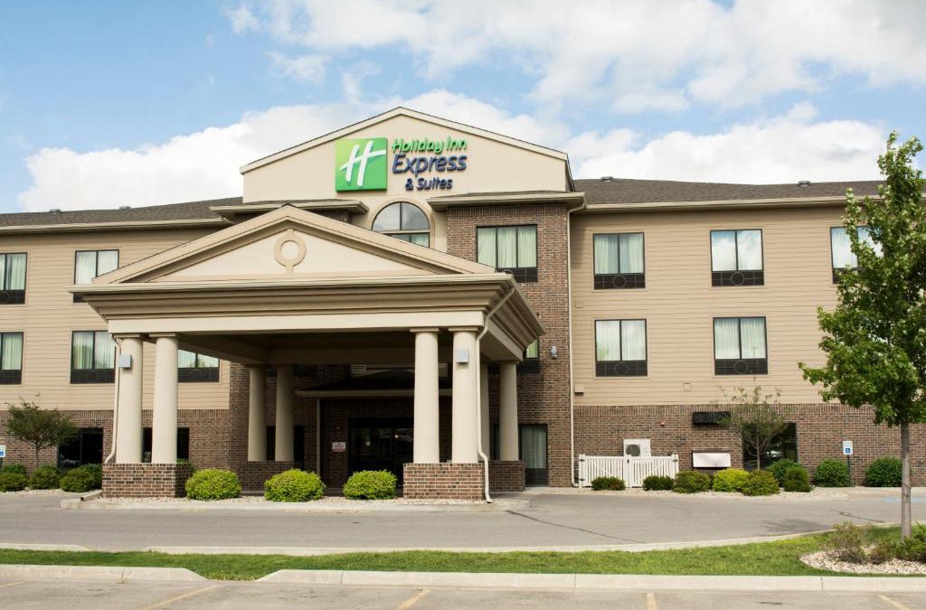 Mason City Hotel | Holiday Inn Express & Suites - Mason City by IHG
