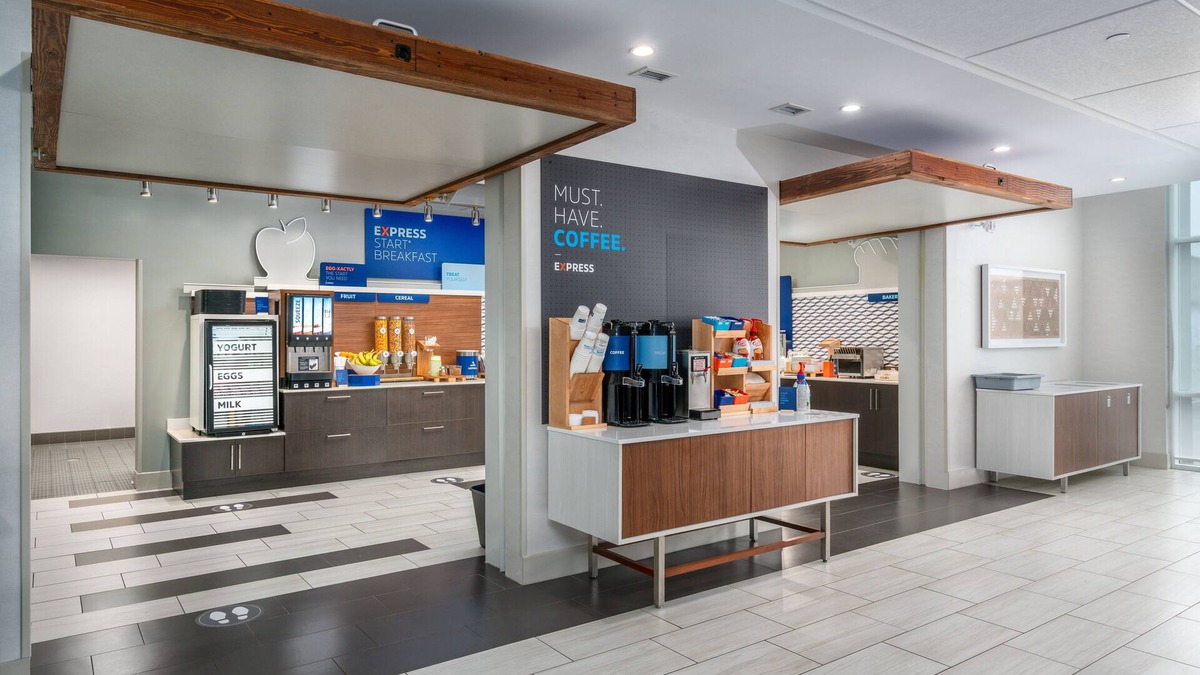 Brandon Hotel | Holiday Inn Express & Suites Brandon by IHG