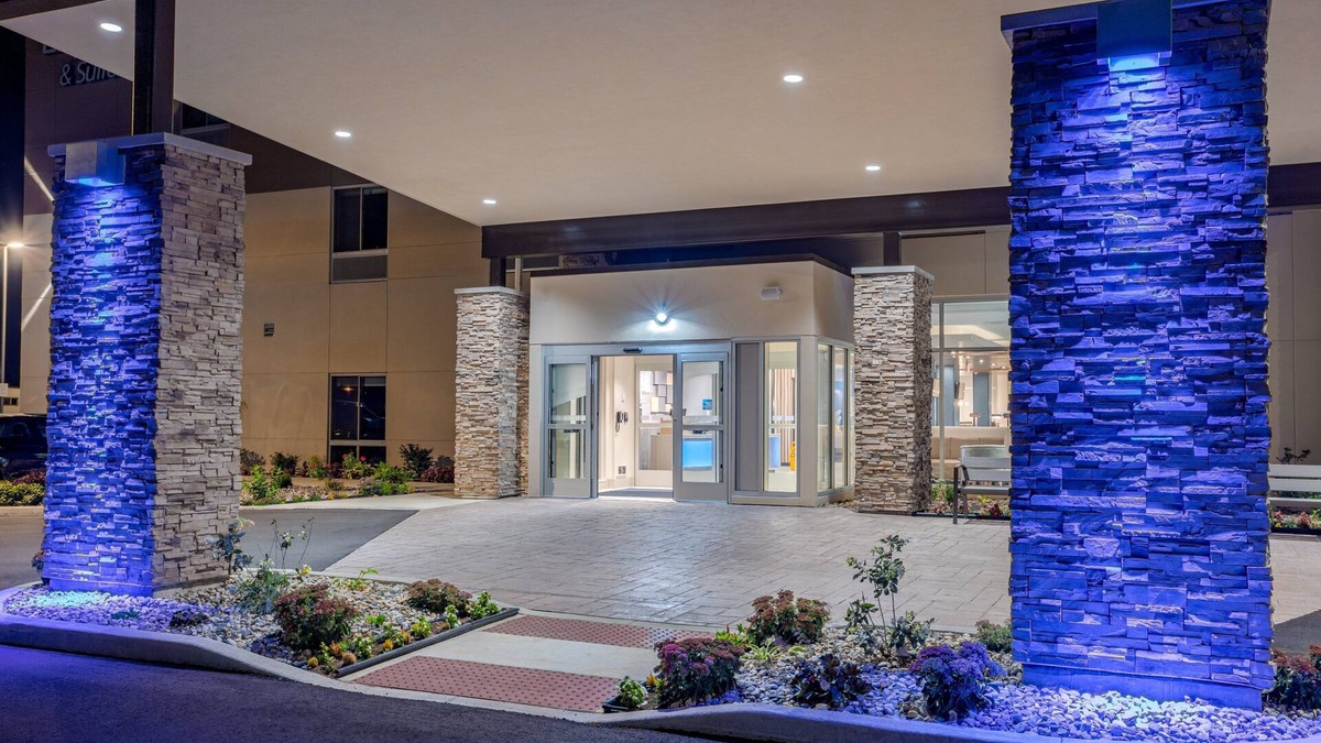 Elkhart Hotel | Holiday Inn Express & Suites Elkhart North by IHG