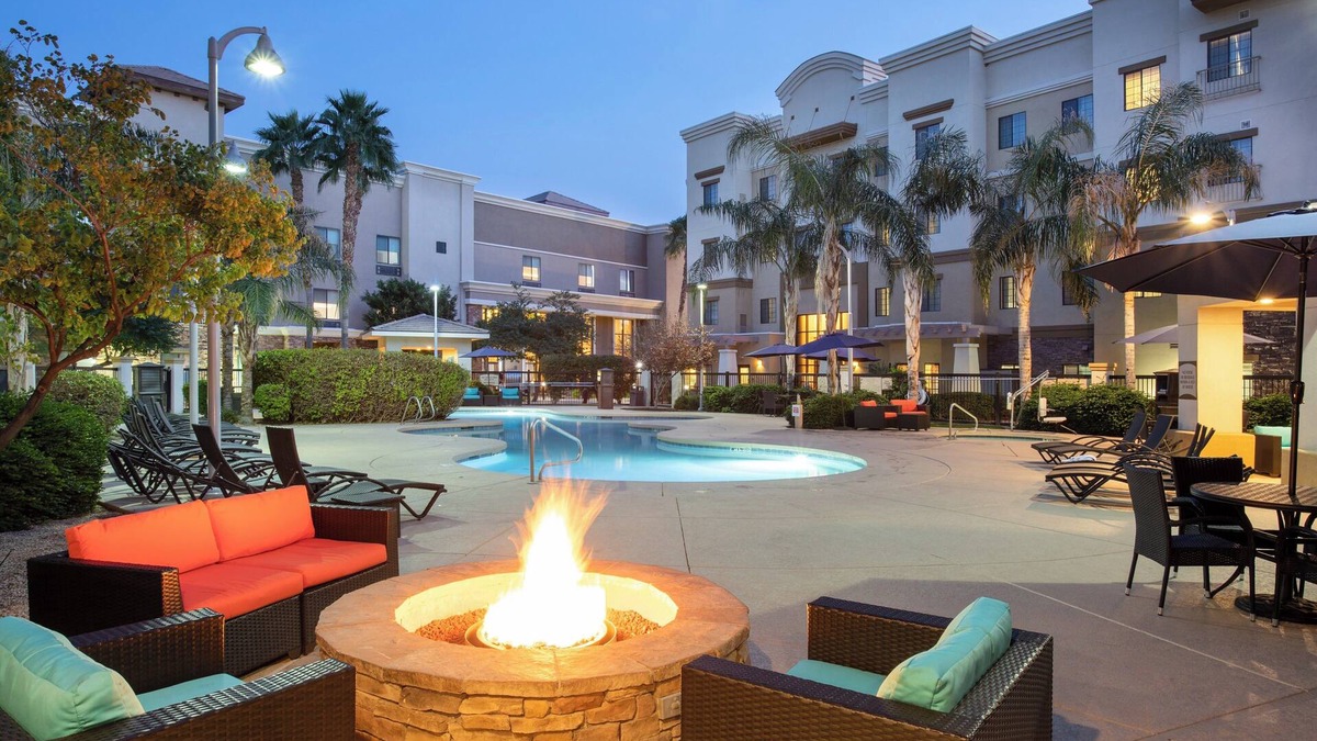 Glendale Sports and Entertainment District Hotel | Holiday Inn Express & Suites Phoenix - Glendale Sports Dist by IHG