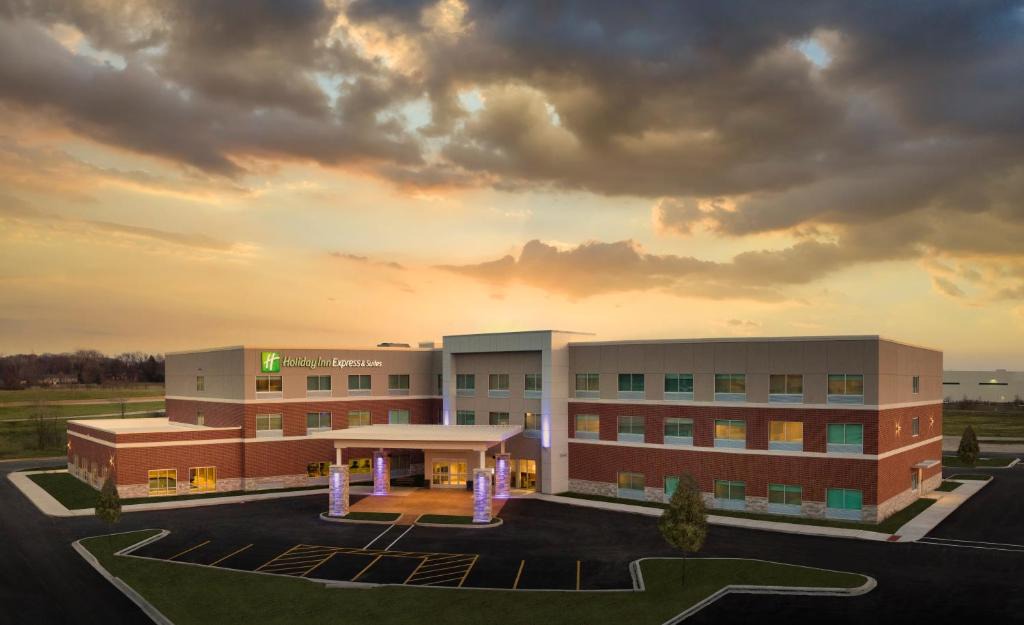 Fox Valley Hotel | Holiday Inn Express & Suites - Lockport by IHG