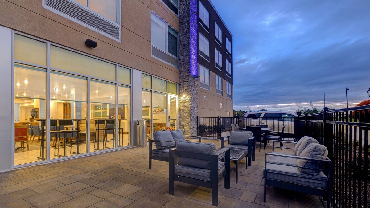 Wyoming Hotel | Holiday Inn Express & Suites Grand Rapids South - Wyoming by IHG