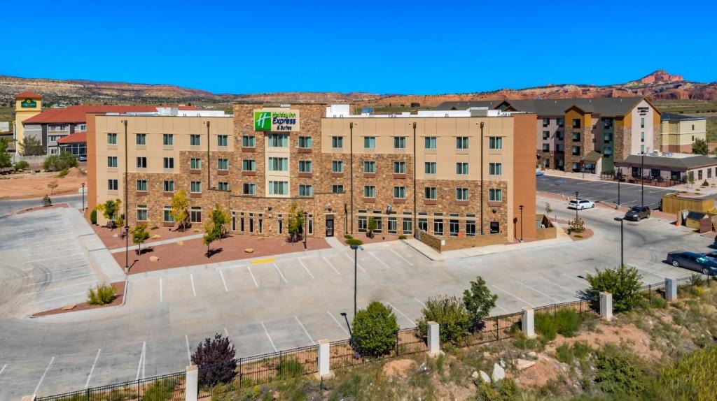 Gallup Hotel | Holiday Inn Express & Suites Gallup East by IHG