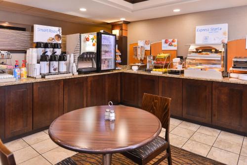 Topeka Hotel | Holiday Inn Express & Suites Topeka West I-70 Wanamaker by IHG