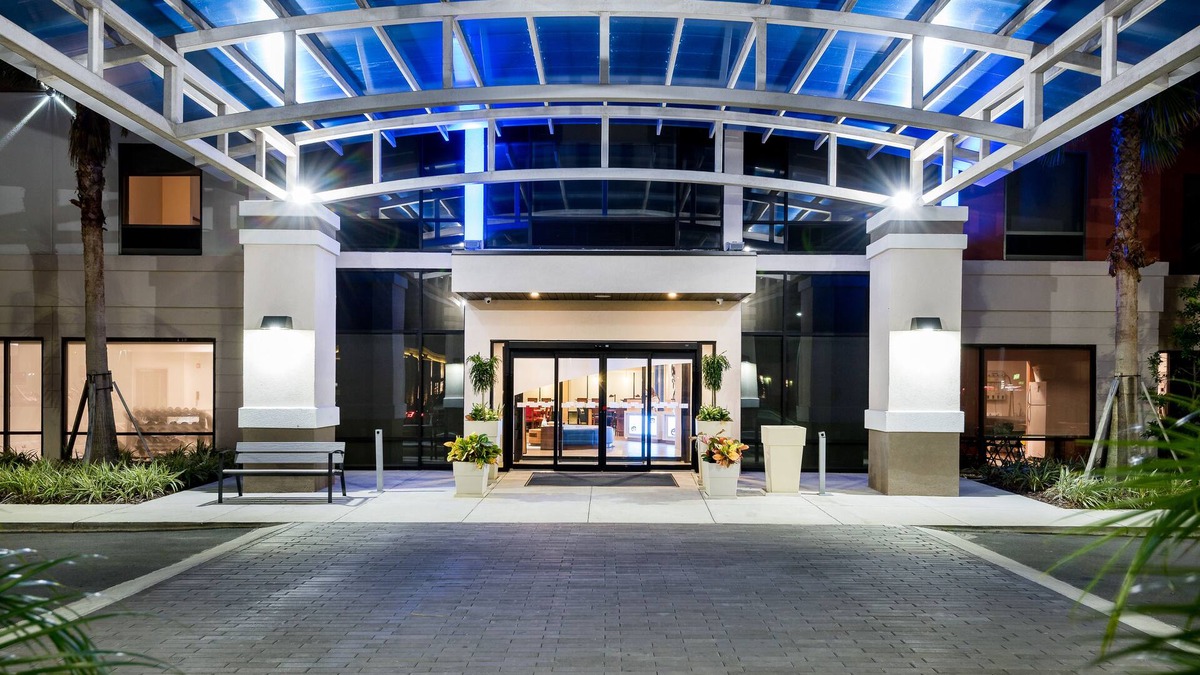 Lakeland Hotel | Holiday Inn Express & Suites Lakeland South by IHG