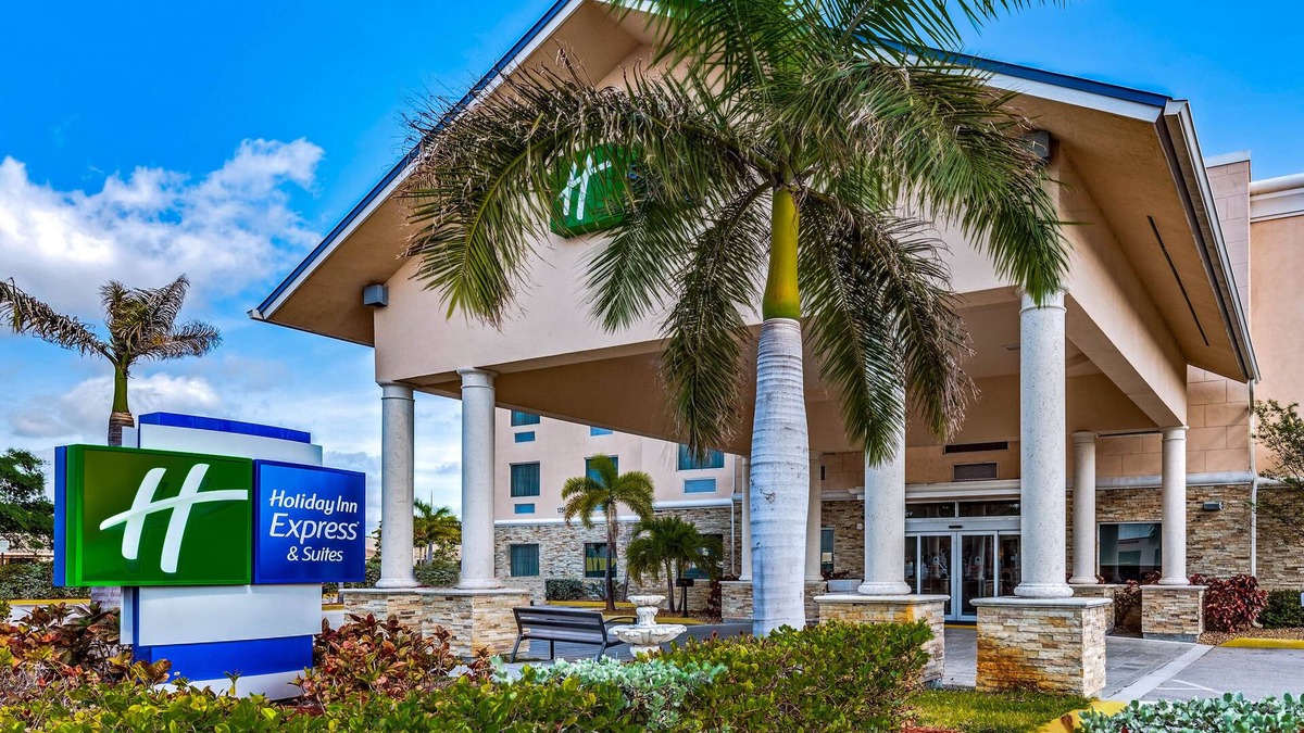 Lantana Hotel | Holiday Inn Express & Suites Lantana by IHG
