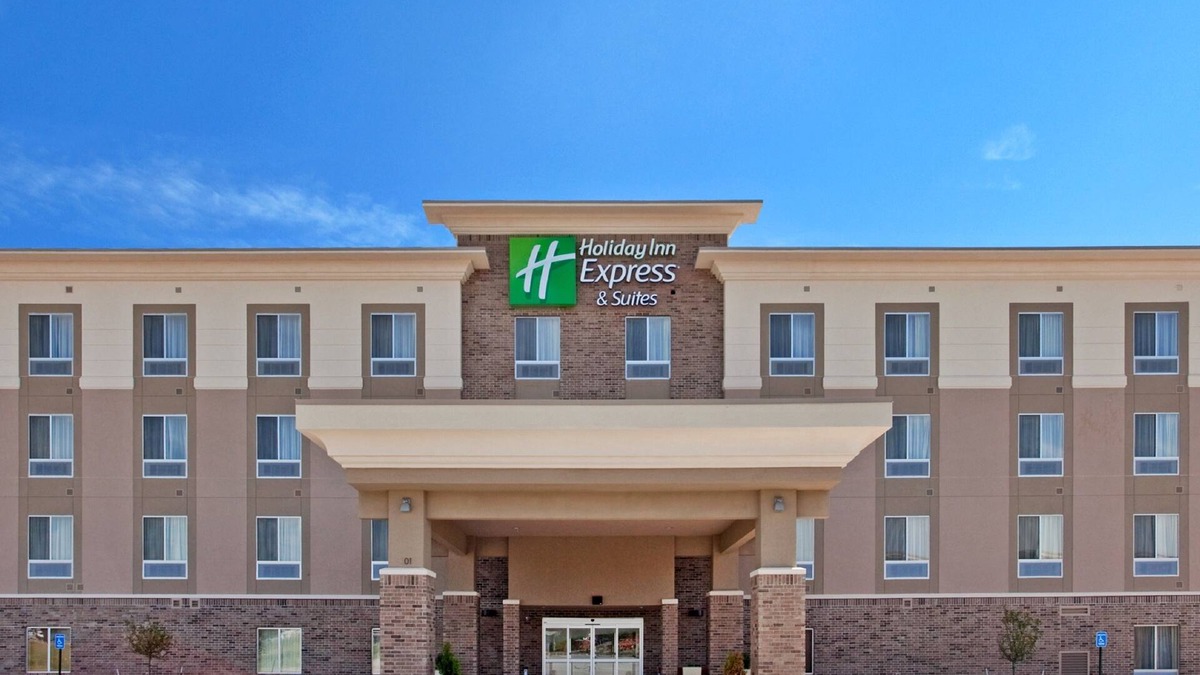 Topeka Hotel | Holiday Inn Express & Suites Topeka North by IHG