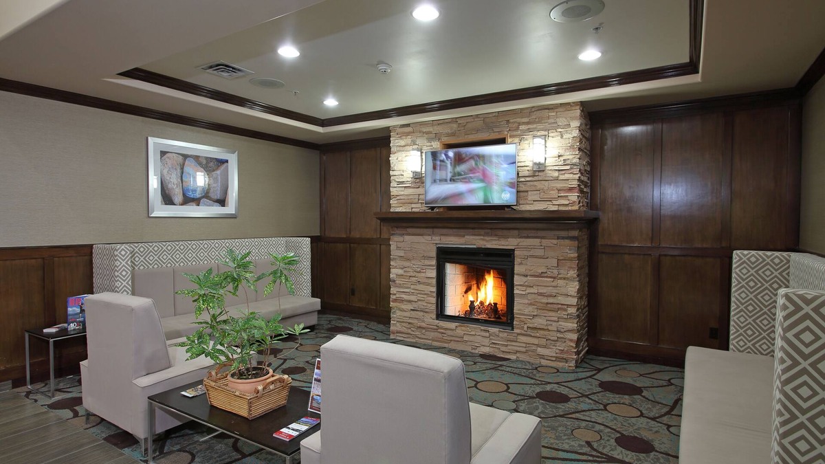 Vernon Hotel | Holiday Inn Express & Suites - Vernon by IHG