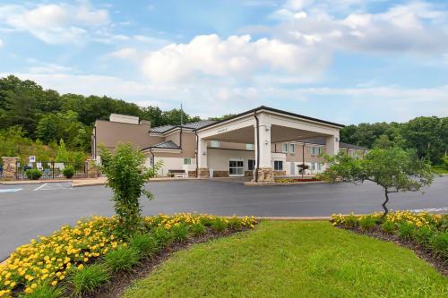 Hurricane Mills Hotel | Holiday Inn Express Hurricane Mills Waverly by IHG