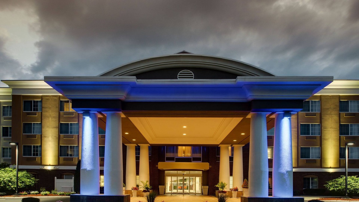 Middleborough Hotel | Holiday Inn Express Hotel & Suites Middleboro Raynham by IHG