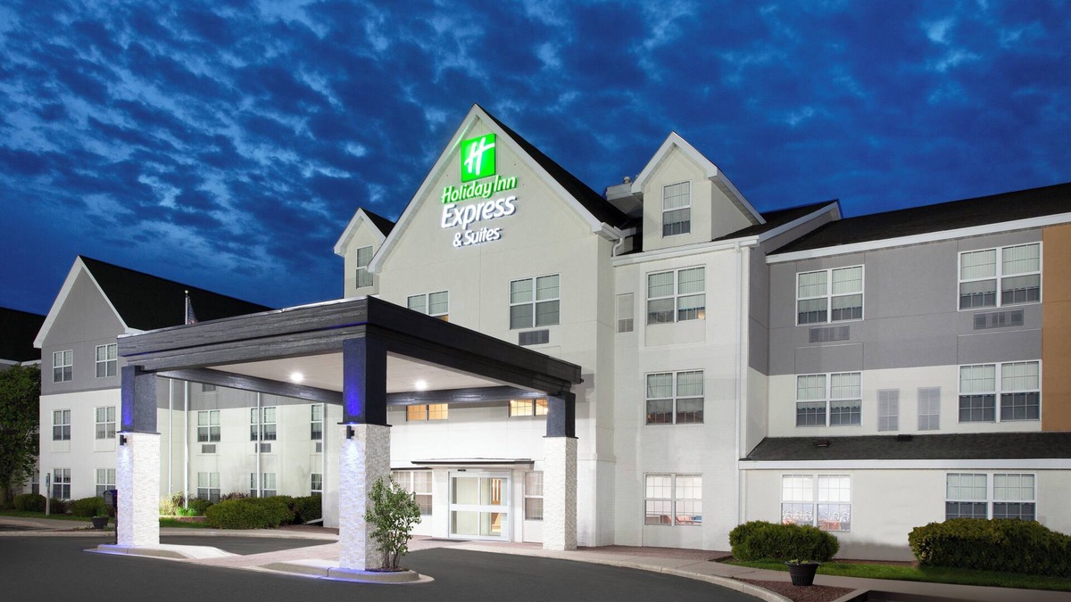 Port Washington Hotel | Holiday Inn Express & Suites Port Washington by IHG